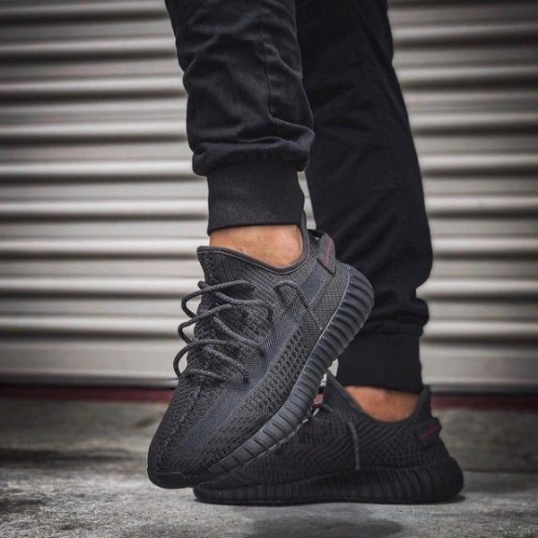 آدیداس یزی بوست ۳۵۰ وی۲ مشکی تمام شبنما Adidas yeezy boost 350 v2 black "black light"