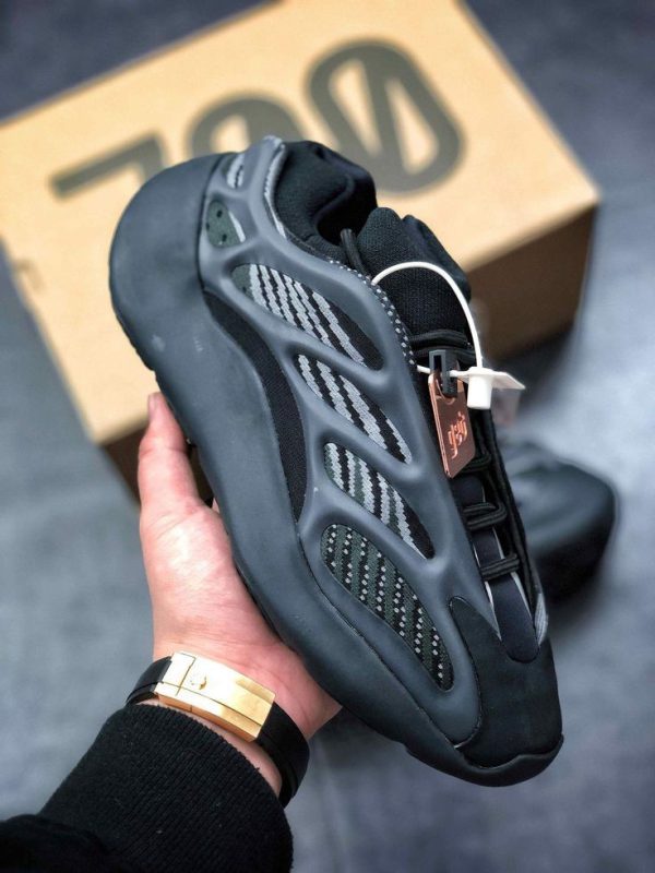 آدیداس یزی بوست ۷۰۰ وی۳ مشکی Adidas yeezy boost 700 v3 black