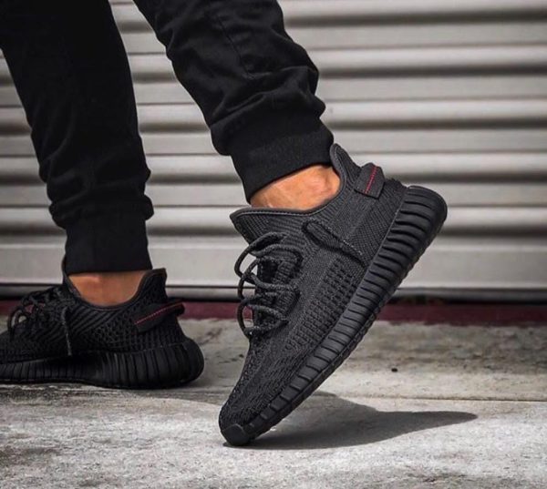 کتانی آدیداس یزی بوست ۳۵۰ وی۲ مشکی تمام شبنما Adidas yeezy boost 350 v2 black "black light"