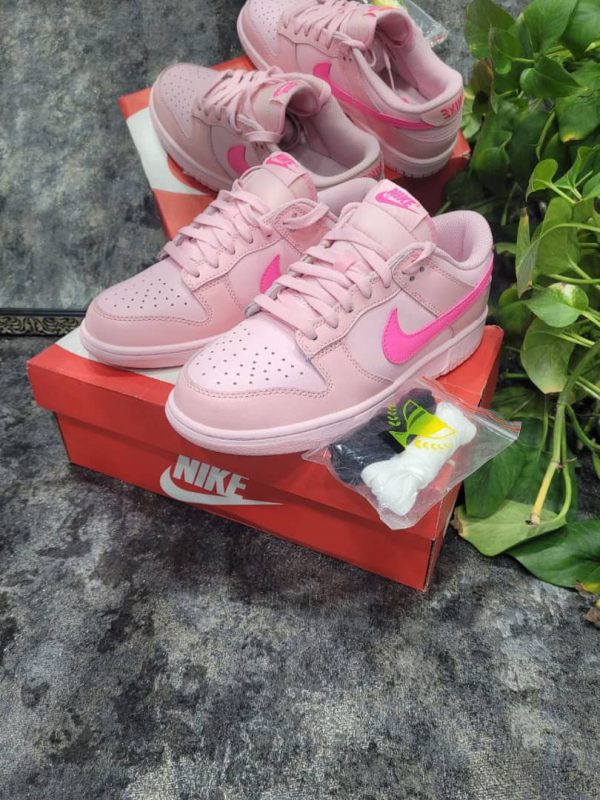 نایک اس بی دانک بدون ساق تریپل صورتی Nike sb dunk low Triple Pink - Image 2