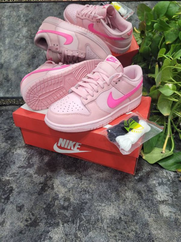 نایک اس بی دانک بدون ساق تریپل صورتی Nike sb dunk low Triple Pink - Image 3