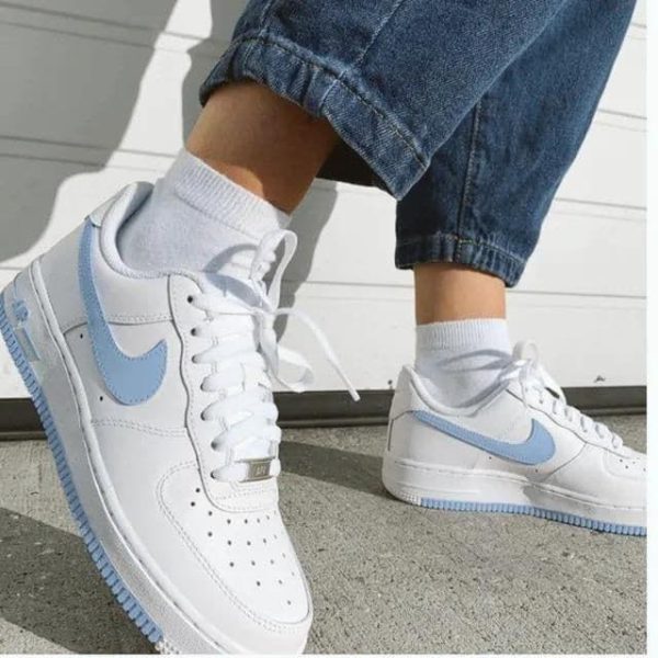 نایک ایرفورس بدون ساق سفید زیره آبی Nike air force 1 baby blue