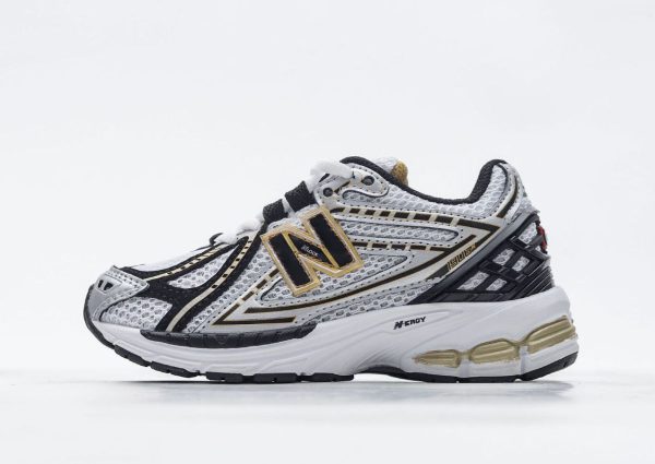 کتونی بچه گانه نیوبالانس ۱۹۰۶ آر طلایی مشکی New Balance 1906R