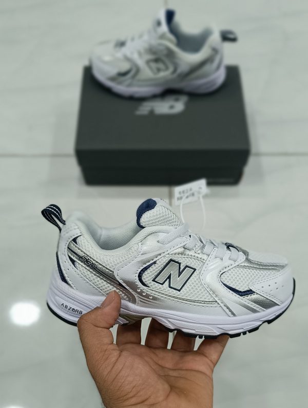 کتونی بچه گانه نیوبالانس ۵۳۰ سورمه ای سفید New Balance 530 - Image 2