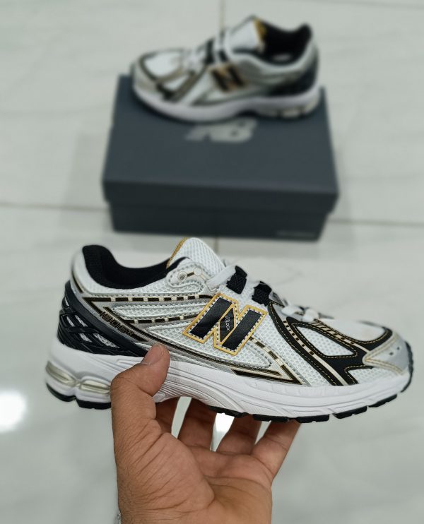 کتونی بچه گانه نیوبالانس ۱۹۰۶ آر طلایی مشکی New Balance 1906R - Image 2