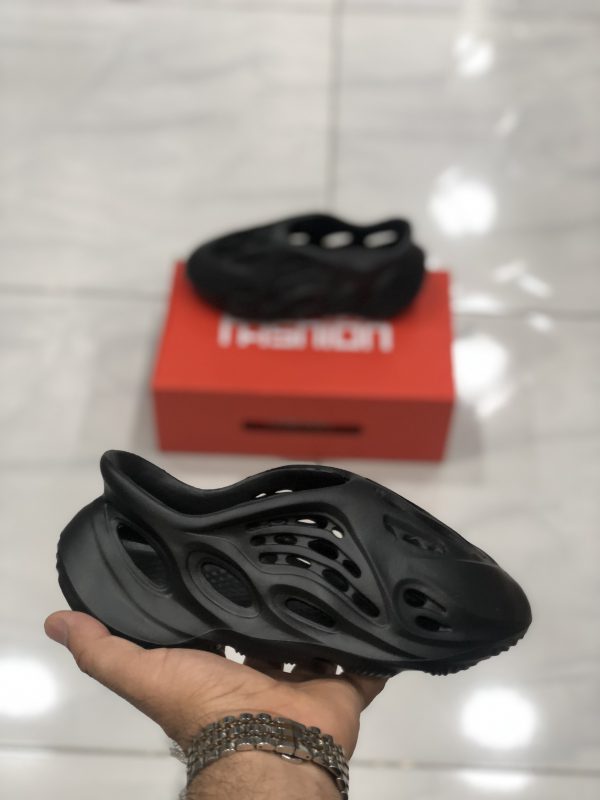 کتونی بچه گانه آدیداس یزی فوم‌ رانر مشکی  Adidas yeezy Foam Runner Black - Image 2