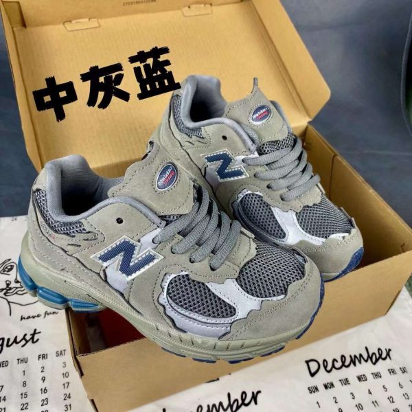 کتونی بچه گانه نیوبالانس ۲۰۰۲ آر خاکستری New balance 2002r