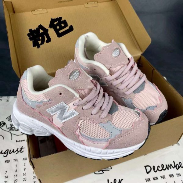 کتونی بچه گانه نیوبالانس ۲۰۰۲ آر صورتی New balance 2002r