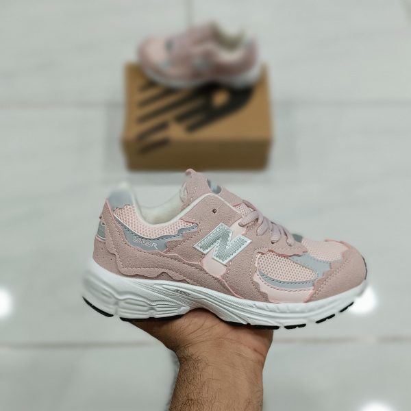 کتونی بچه گانه نیوبالانس ۲۰۰۲ آر صورتی New balance 2002r - Image 2