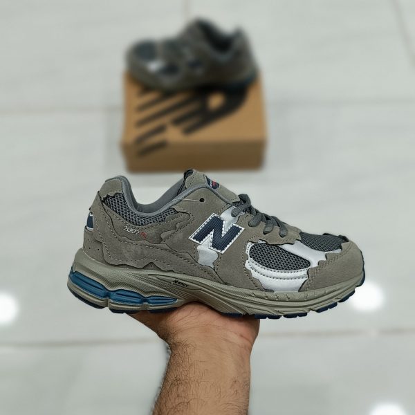 کتونی بچه گانه نیوبالانس ۲۰۰۲ آر خاکستری New balance 2002r - Image 2