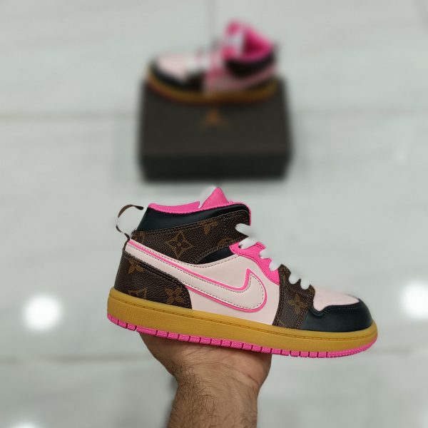 کتونی بچه گانه نایک ایر جردن ۱ ساقدار لویی ویتون صورتی قهوه ای Nike air jordan 1 Louis Vuitton - Image 2