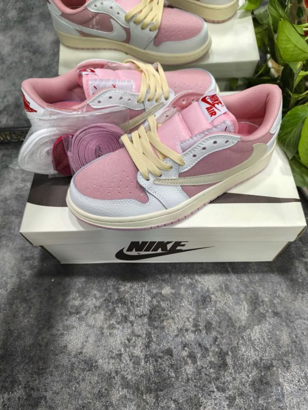 نایک ایر جردن ۱ بدون ساق تراویس اسکات صورتی سفید Nike air jordan 1 low travis scott pink - Image 3