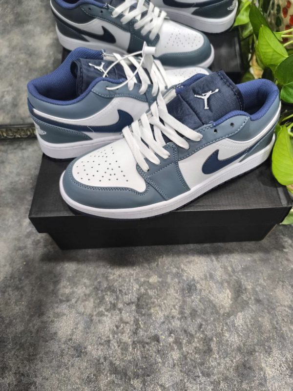 نایک ایر جردن ۱ بدون ساق سورمه ای طوسی Nike air jordan 1 low blue gray - Image 3